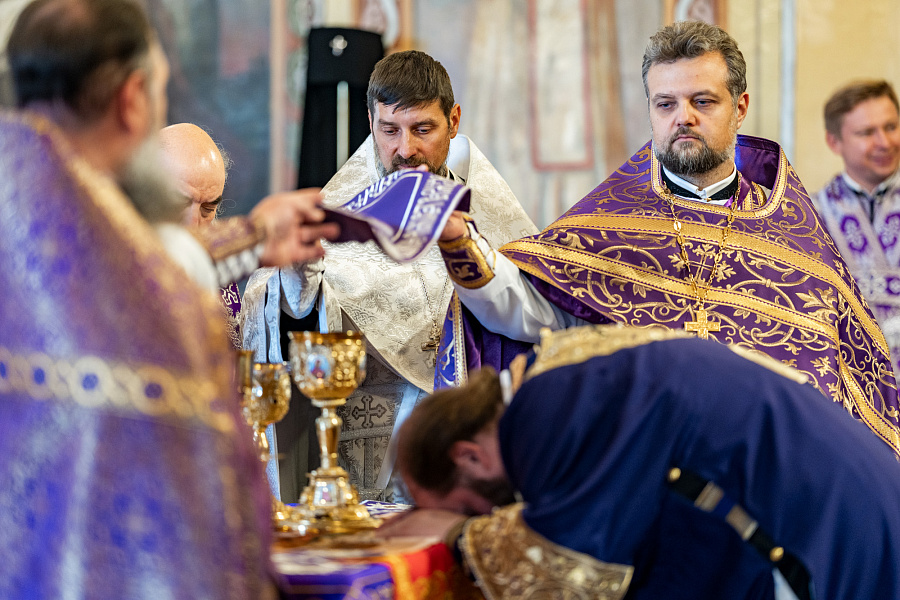 Божественная литургия в праздник Воздвижения Креста Господня в Троицком кафедральном соборе Подольска